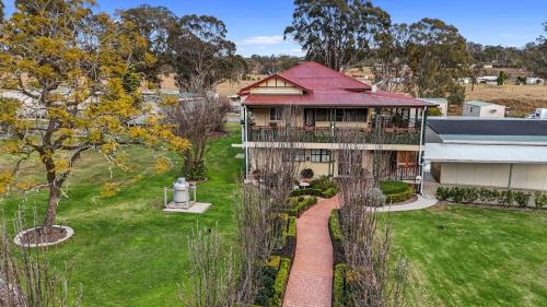 Crows Nest Hotel | Crows Nest Tourist Park