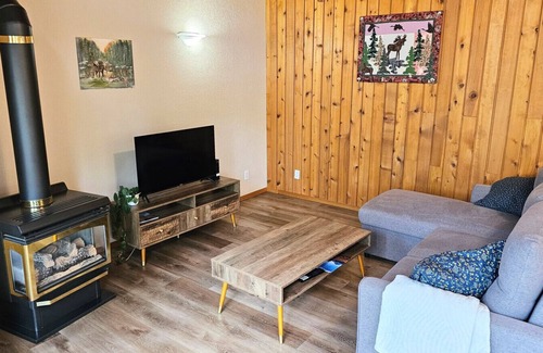 Crowsnest Pass Cabin | Crowsnest River Chalet - Moose