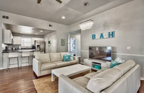 Clipper Cove House | ⭐️Crystal Beach House! 6 Min Walk To Beach; Best Location! Pool, Pet Friendly! ⭐️