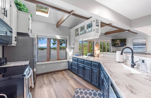 Plymouth House | Crystal Clear Lake, Hot Tub, Kayaks, SUP & Firepit
