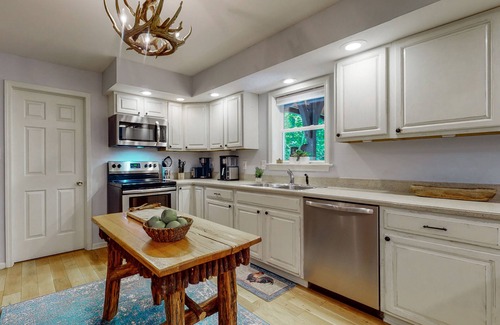 Sapphire Cabin | CRYSTAL CREEK ARCADE HOUSE! Big Creek + Arcade Room + Decks + Resort Amenities!