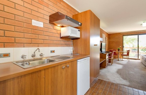 Lavington Hotel | Crystal Fountain Motel Albury