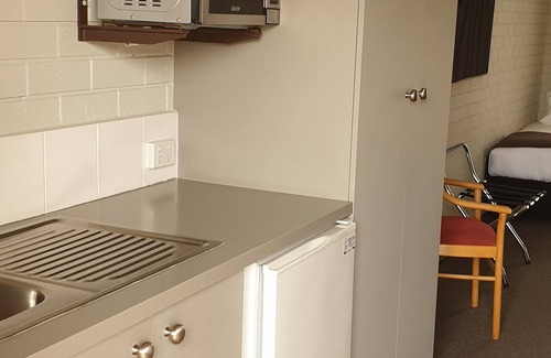 Lavington Hotel | Crystal Fountain Motel Albury