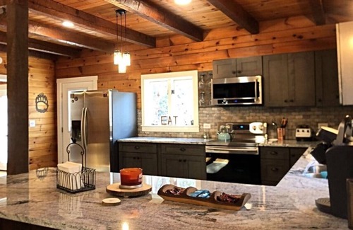 Massanutten Cabin | Cub Cabin on Massanutten Resort- Fully Renovated Log Cabin- Hot Tub & Fire Pit