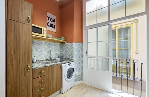 Centro Apartment | Cubo's Luciano Malaga Apartment & Optional Parking/city center/close to businesses/free Wi-Fi