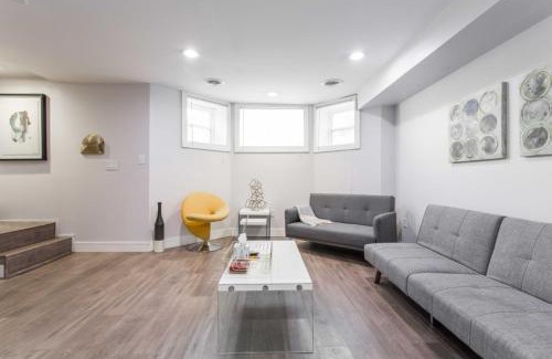 Lakeview Apartment | Cubs Playoffs - Prime Location! - 1 Min Walk to Wrigley Field - 2BR Apts Perfect for Cubs Fans!