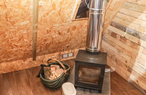 Kidwelly Cottage | CUDDFAN ECO LODGE, romantic, character holiday cottage in Kidwelly