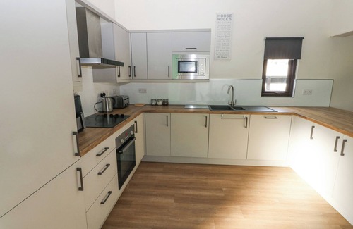 Amroth House | CUDDFAN, with pool in Llanteg