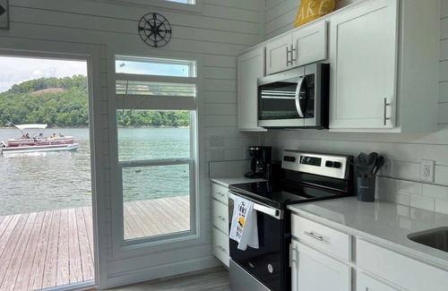 Russell Springs Boat Rental | Cumberland Floathouzz-White Tiny