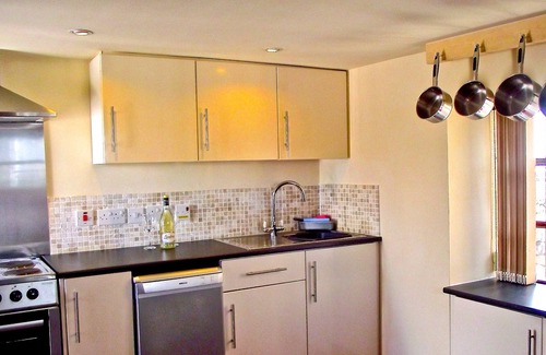 Cauldon Low Cottage | CURLEW BARN, pet friendly, with hot tub in Bottomhouse