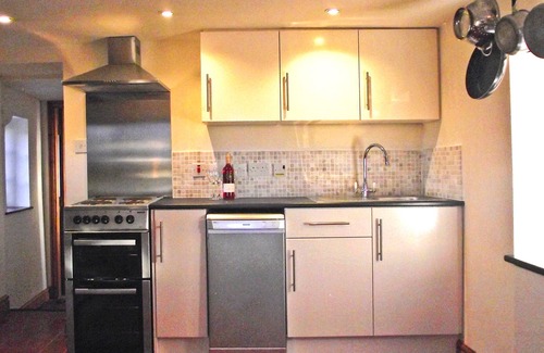 Cauldon Low Cottage | CURLEW BARN, pet friendly, with hot tub in Bottomhouse
