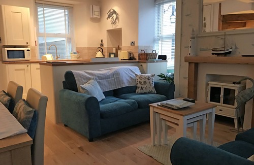 Looe Cottage | CURLEWS 4 star Gold period cottage sleeps 6 close to beach and town with parking