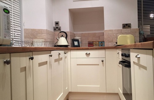 Looe Cottage | CURLEWS 4 star Gold period cottage sleeps 6 close to beach and town with parking