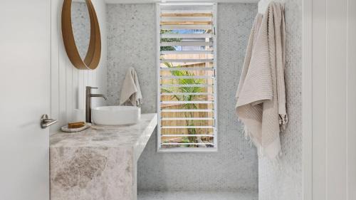 Yamba House | Cusacks Cottage - Coastal charm with artistic soul