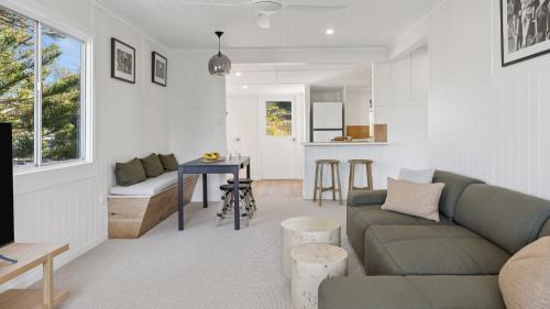 Yamba House | Cusacks Cottage - Coastal charm with artistic soul