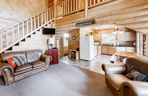 Enterprise House | Custom-built log home w/gas grill, free WiFi, deck, and private location