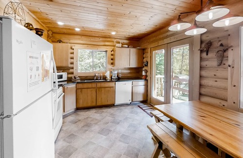 Enterprise House | Custom-built log home w/gas grill, free WiFi, deck, and private location