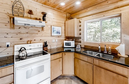 Enterprise House | Custom-built log home w/gas grill, free WiFi, deck, and private location