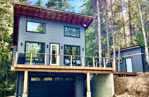 Sandpoint Cabin | Custom Cabin: Great location, Hot Tub, & more!