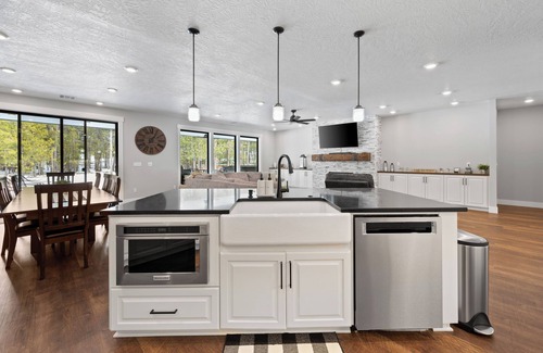 Three Rivers House | Custom home, 1.17 acres, 5 beds, 5 bath, sleeps 12+, Hot Tub, 80" TV, Pool Table