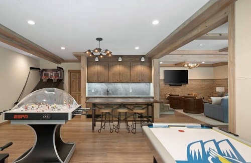 Wilmington House | Custom Log Cabin, Minutes from Mt Snow & Hermitage