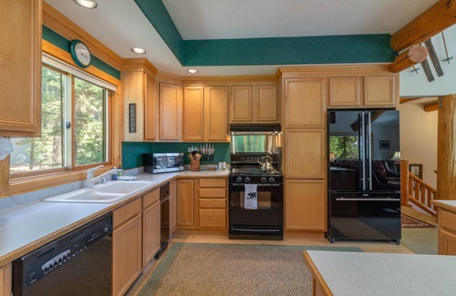 Tahoe Vista House | Custom Mountain Home, walk to park, close to Sandy Beach. EV Charger