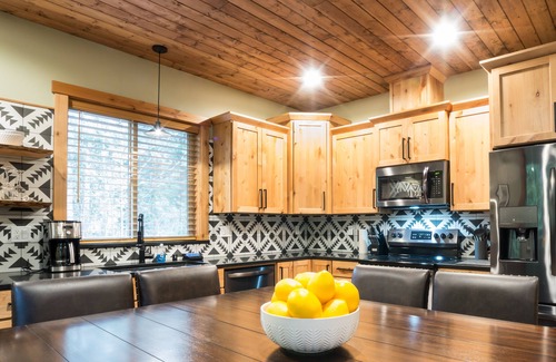 Glacier House | Custom Mt Baker Chalet w/hot tub and fireplace