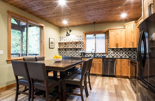 Glacier House | Custom Mt Baker Chalet w/hot tub and fireplace