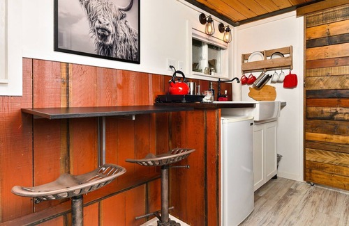 Kerns House | ❤️Custom Tiny w/ Barn Vibes, Pet Friendly, Firepit, Next to PDX's Best Eat