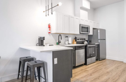 Elizabeth Apartment | Cute 1BR Next to Airport 6160