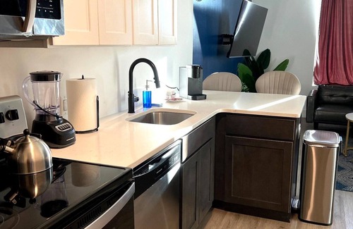 Elizabeth Apartment | Cute 1BR Next to Airport 3830