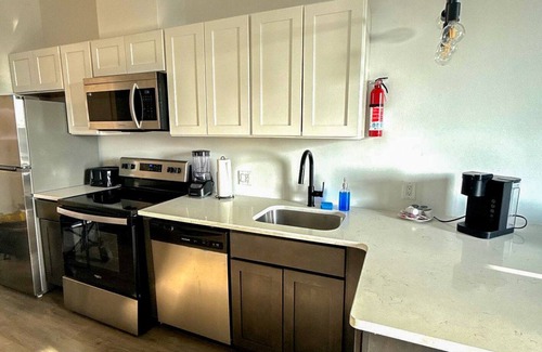Elizabeth Apartment | Cute 1BR Next to Airport 3830