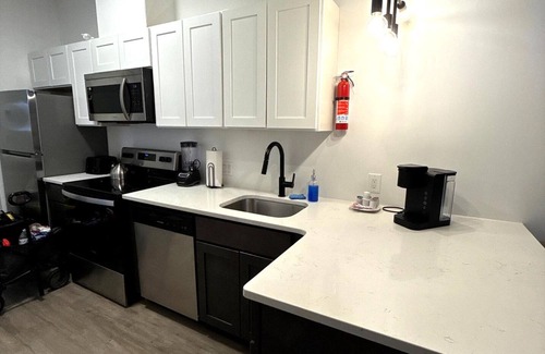 Elizabeth Apartment | Cute 1BR Next to Airport 3830