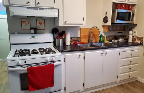 Okanagan-Similkameen House | Cute 2-bedroom Furnished House walking distance to Penticton Regional Hospital