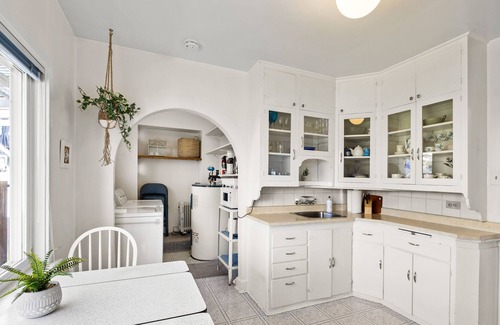 Esquimalt House | Cute 2 bedroom house in quiet neighbourhood