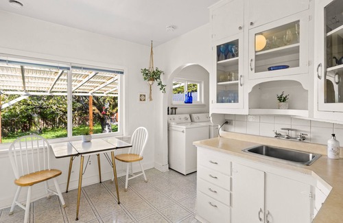 Esquimalt House | Cute 2 bedroom house in quiet neighbourhood
