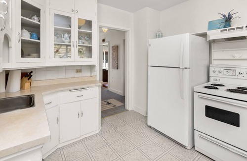 Esquimalt House | Cute 2 bedroom house in quiet neighbourhood