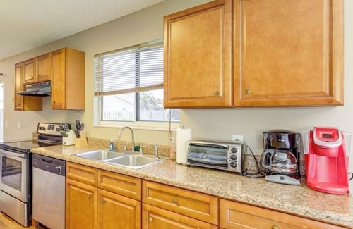 Port Saint Lucie House | Cute 3 bedroom home in Jensen Beach PSL FOR area. 10 min to Beaches!