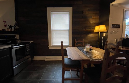 Roanoke House | Cute and Charming 2-bedroom home Self check-in close to DownTown