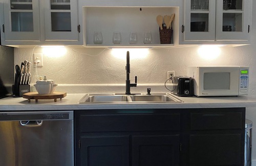Roanoke House | Cute and Charming 2-bedroom home Self check-in close to DownTown