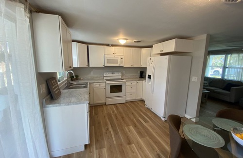 South Venice House | Cute Beach Bungalow 10 minutes from the Beach!