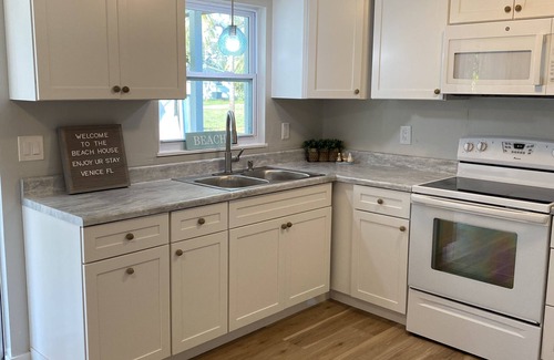 South Venice House | Cute Beach Bungalow 10 minutes from the Beach!