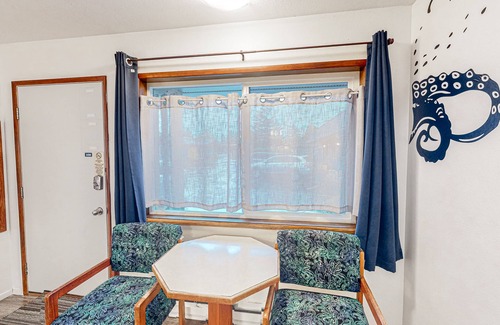 Bandon House | Cute beach room with fast WiFI - walk to downtown shops & eats