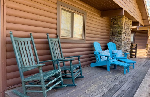 Bryson City Cabin | Cute cabin in quiet resort! Fireplace, gym, game room, 10 minutes to Bryson City