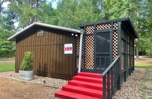 Kennard Cabin | CUTE CABIN WITH HOT TUB, WIFI AND ROKU. QUEEN BED CLOSE TO RATCLIFF LAKE