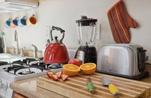 Whittier Apartment | Cute Carriage House with bikes provided