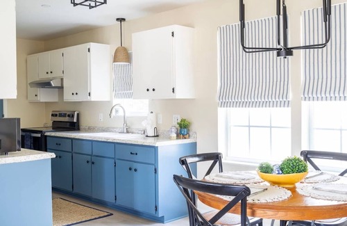 La Grange House | Cute, Comfy & Across from Ice Plant w/Fire Pit | The Lucy