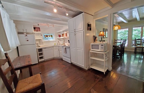 Sylva Cottage | Cute Cottage Above the Creek