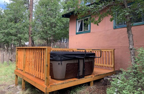 Ruidoso Cottage | Cute cottage with private hot tub