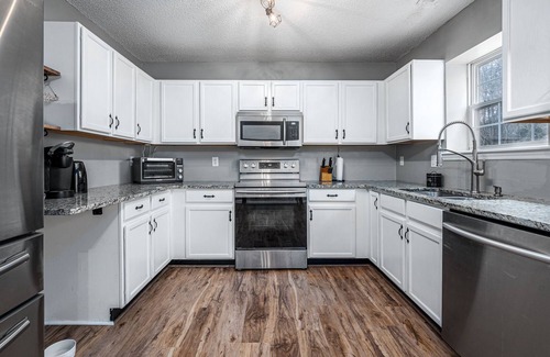 Woodcroft House | Cute, Cozy, Comfy pet friendly 4 Bedroom with Fenced yard!n